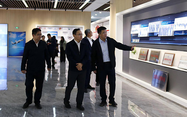中国钢研党委副书记、总司理高宏斌一行 到航产集团调研